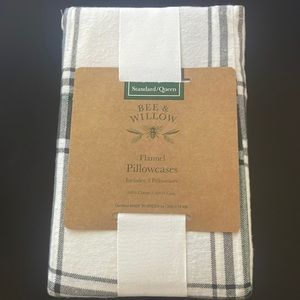 Bee & Willow Flannel set(2) Pillow Cases Originally 22. But now 10! Brand New!